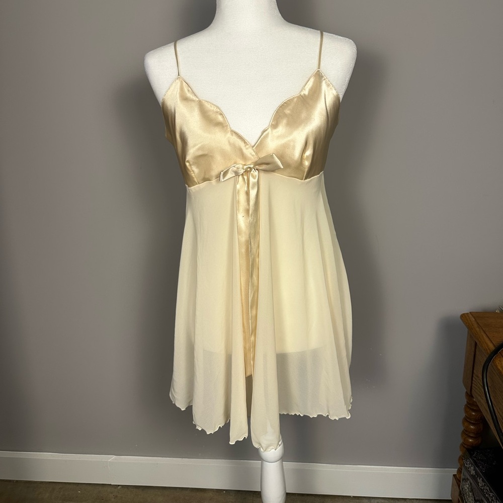 Victoria's Secret Cream Lace Chemise l
Lingerie